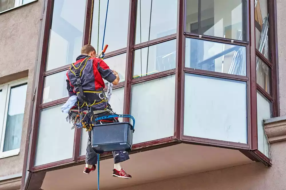 industrial-climber-cleaning